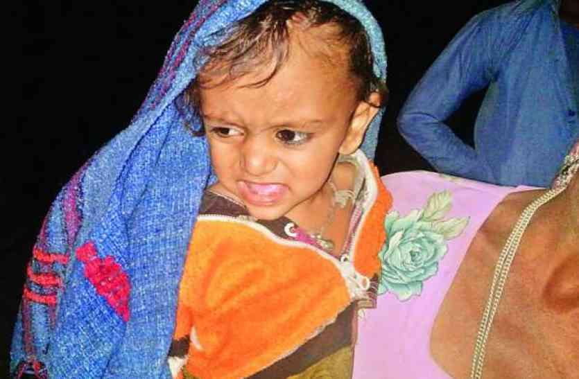 Train accident डेढ़ साल के मासूम के साथ पटरी पर लेट गई मां, ट्रेन से कट कर महिला की मौत, बच्चे को खरोंच तक नहीं