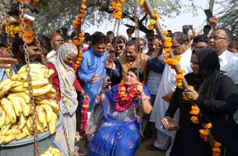 फलों से तोलकर आभार जताया 98 लाख 80 हजार रुपए से होगा धन्नातलाई का जीर्णोद्धार, सभापति को फलों से तोलकर जताया आभार