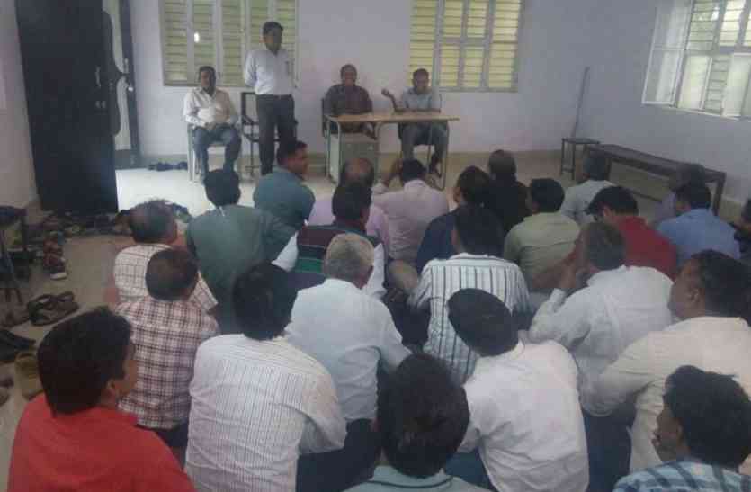 वार्ता सरपंच पति को गिरफ्तार करने की मांग को लेकर चल रहा राजस्व कर्मियों का धरना सात दिन के लिए किया स्तगित