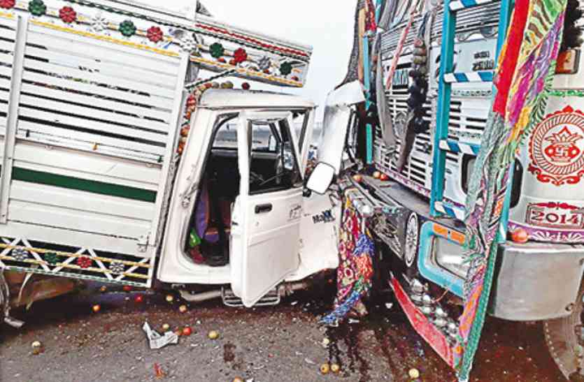 Road Accident कोहरे में ट्रक और लोडर की हुई भिड़ंत, चार लोग हुए गंभीर रूप से घायल