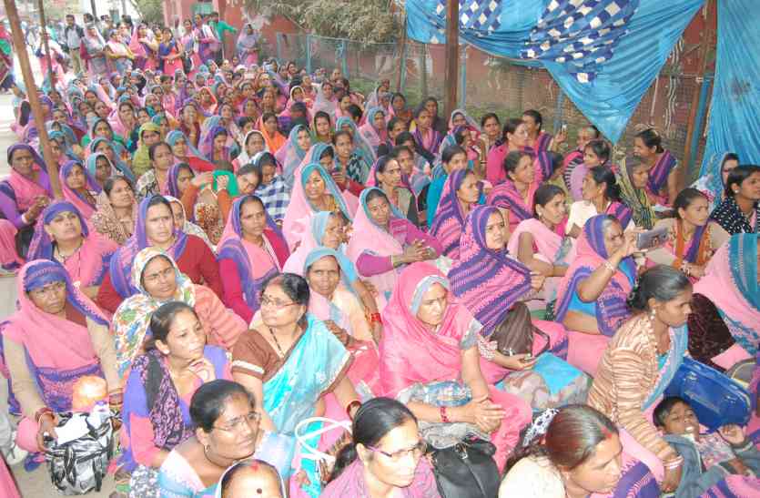 vidisha news, patrika news, mp patrika news, vidisha local news, vidisha local news in hindi, anganwadi workers, anganwadi workers -helpers, indefinite, strike, आंगनबाड़ी कार्यकर्ता-सहायिकाओं की अनिश्चितकालीन हड़ताल,तीसरे दिन भी जारी, जानिए क्या हैं मांगे...