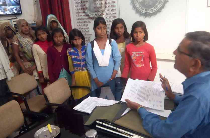 vidisha news, patrika news, mp patrika news, vidisha local news, vidisha local news in hindi, student news, complain, superintendent, sironj news, छात्राओं ने अधीक्षक पर लगाया ऐसा आरोप कि जानकर आप रह जाएंगे हैरान....