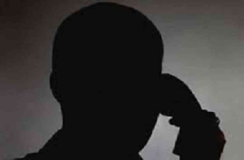 female employee अधिकारी ने कर दिया महिला कर्मचारी से ऐसा की मच गया बवाल