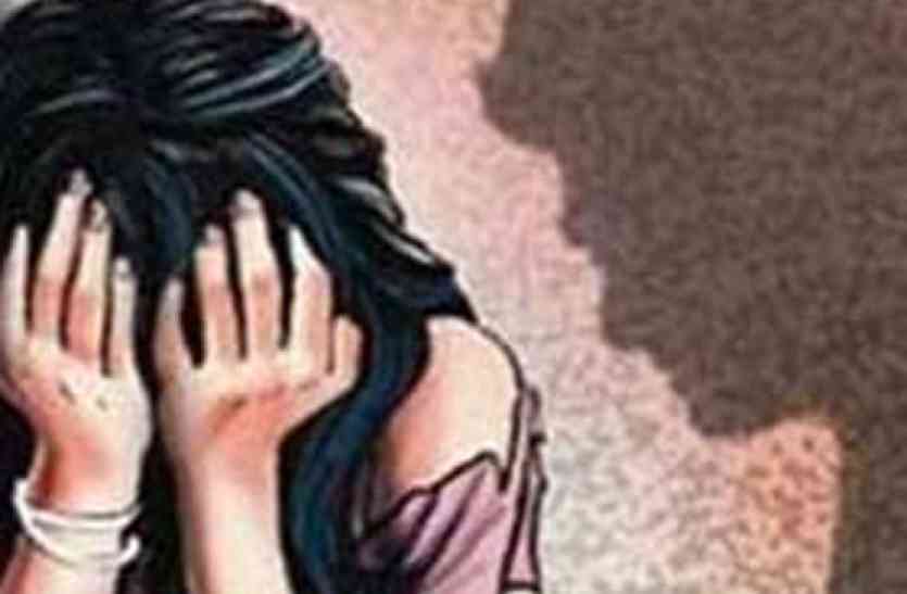 फिर किसी बात पर ब्लेड से युवती के कपड़े फाड़ डाले। सरेआम युवक ने की ऐसी शर्मनाक हरकत, पुलिस कर रही तलाश