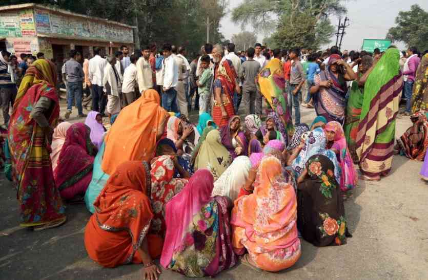 orena News, Morena Hindi News, Mp Hindi News, Accident, jam, Police, Death, Tractor ट्रैक्टर ने बच्चे को कुचला, चार घंटे लगाया जाम
