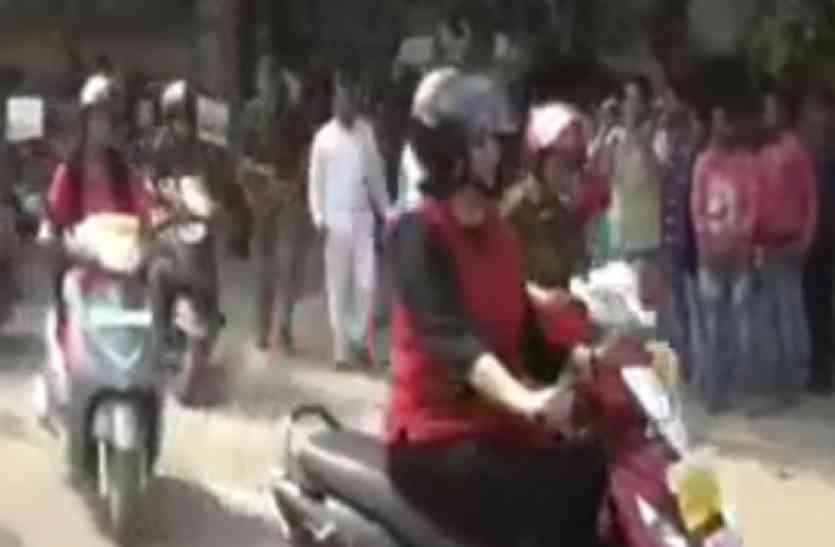 DM Shubra Saxena जब स्कूटी से सड़क पर निकलीं डीएम, तो देखने वालों का लग गया मजमा, वीडियो हो रहा वायरल...