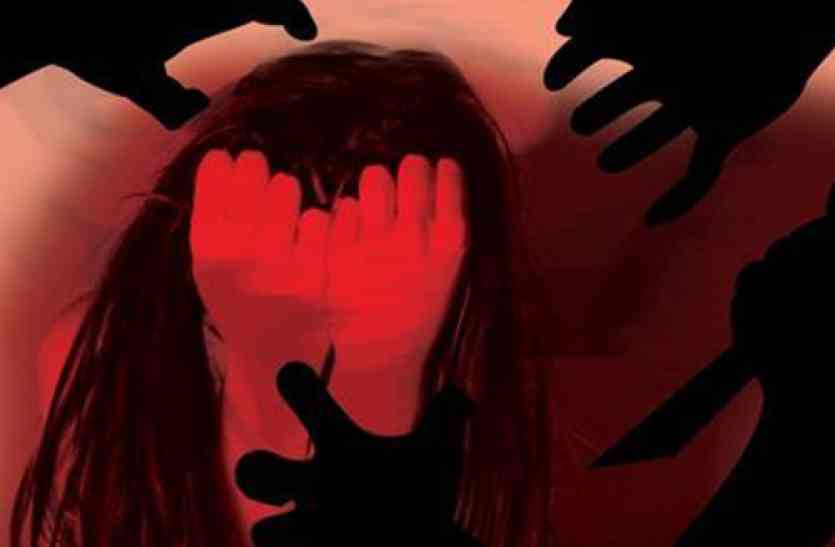 woman raped infront of husband VIDEO:पति के सामने ही पत्नी का हो रहा था रेप, किया विरोध तो बदमाशों ने उठाया यह खौफनाक कदम
