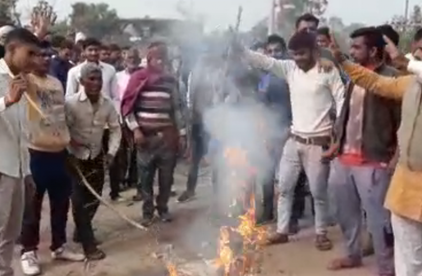 Protest पद्मावती के खिलाफ गावों तक में फैली आग, फिल्म दिखाने पर सिनेमाघरों में आग लगाने की धमकी