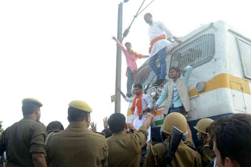 फि़ल्म पद्मावती के विरोध में सड़क पर उतरी क्षत्रिय सेना, ट्रेन रोक कर जताया विरोध
