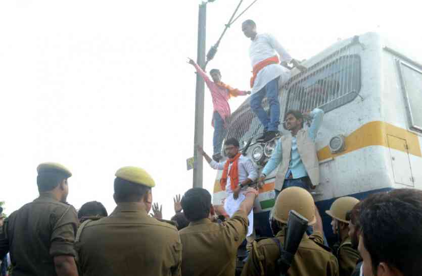 फि़ल्म पद्मावती के विरोध में सड़क पर उतरी क्षत्रिय सेना, ट्रेन रोक कर जताया विरोध फि़ल्म पद्मावती के विरोध में सड़क पर उतरी क्षत्रिय सेना, ट्रेन रोक कर जताया विरोध