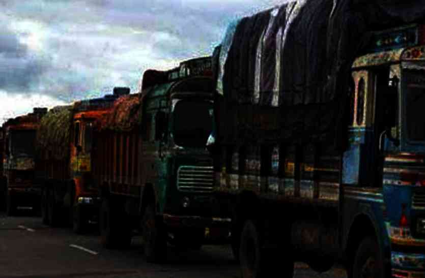 Caught Truck यूपी के मिर्जापुर से छत्तीसगढ़ जा रहे 5 ट्रक पकड़ाए, अधिकारियों ने देखा अंदर तो खुली रह गई आंखें