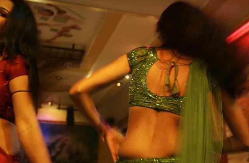 bar dancer देखें यूपी पुलिस का DIRTY DANCE, पुलिस प्रशासन हुआ शर्मसार, VIDEO हुआ वायरल...