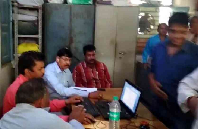 Lokayukta trap janpad clerk accepting 5 thousands bribe in panna जनपद कार्यालय का बाबू 5 हजार रुपए की रिश्वत लेते ट्रैप, लोकायुक्त ने इस तरह बिछाया था जाल