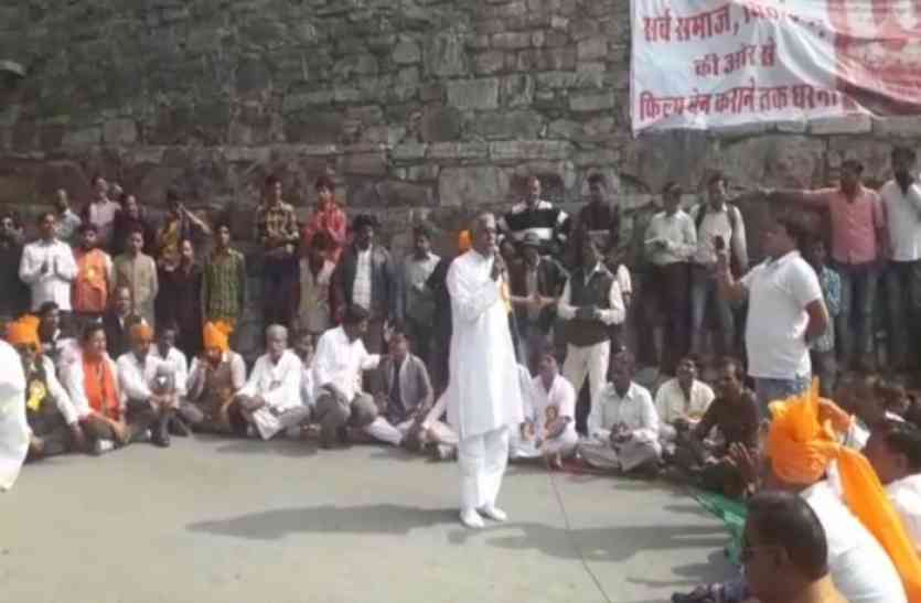 War on Padmavati: The National Vice President of Karni sena Said, पद्मावती पर ‘युद्ध’: करणी सेना के राष्ट्रीय उपाध्यक्ष बोले -‘पद्मावती’ को सपने में भी रिलीज करने की नहीं सोचे भंसाली