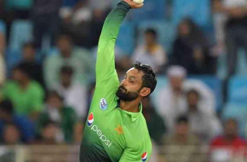 ICC bans Mohammad Hafeez from bowling in international cricket आईसीसी ने हाफिज को गलत एक्शन के चलते एक बार फिर किया बैन