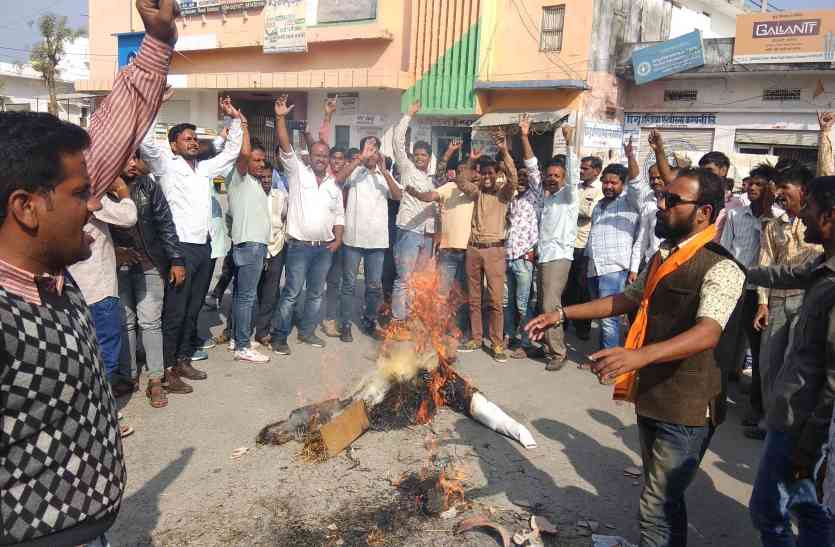 Padmavati Sanjay Leela Bhansali Padmavati Movie Malik Muhammad Jayasi Deepika Padukone Padmavati Ranveer Singh Padmavati Padmavati फिल्म के विरोध में सर्व समाज हुआ एकजुट, ग्रामीणों ने चौराहों पर फूंके भंसाली के पुतले, किया प्रदर्शन, देखे VIDEO