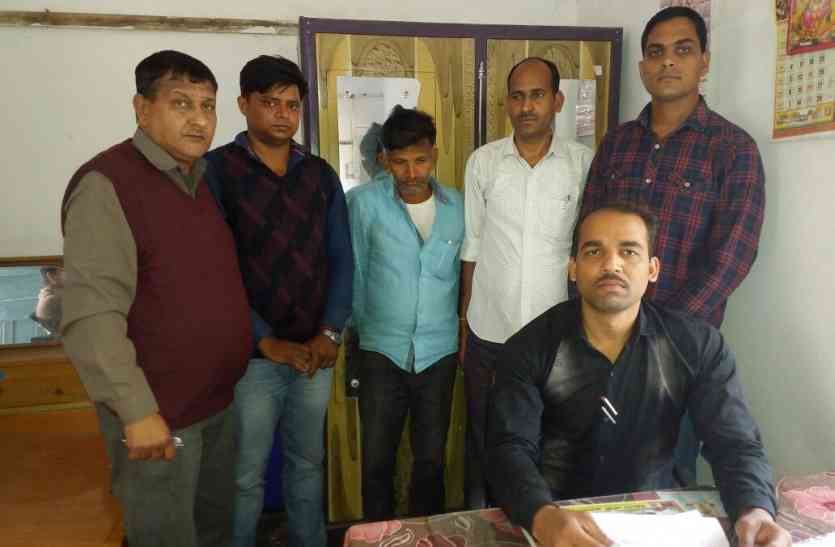 bribe case jhallara किसान से 5 हजार रुपए की रिश्वत लेते जेईएन और हेल्पर गिरफतार, ऐसे लूट रहे थे गरीब किसानों को..