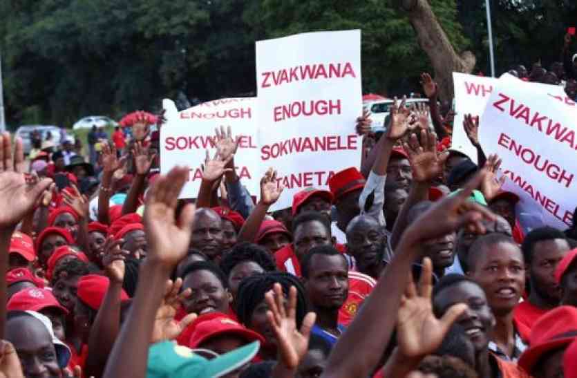 mugabe, zimbabawe, zimbabawian protest against mugbe जिम्बॉब्वे: हरारे में रॉबर्ट मुगबे के खिलाफ सड़कों पर उतरे लोग, कहां जल्द दें इस्तीफा