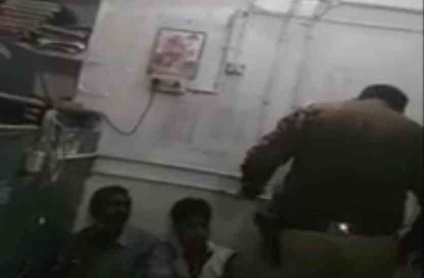 Etawah Police मुलायम के गढ़ में इस दरोगा की काली करतूत कैमरे में हुई कैद, अब हो रहा जमकर वायरल