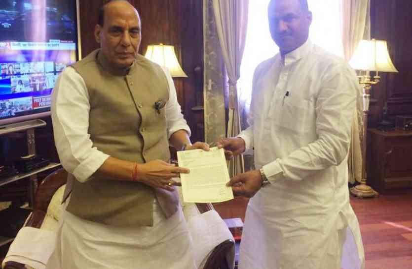 cp joshi with rajnath singh पद्मावती पर रोक लगाने केन्द्रीय गृहमंत्री से मिले चितौड़गढ़ सांसद सीपी जोशी, पहुंचाई मेवाड़ की जनता की मांग