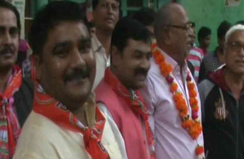 Samajwadi Party leader Ramesh Yadav बड़ी खबर: सपा को लगा बड़ा झटका, पार्टी का यह कद्दावर नेता समर्थकों संग भाजपा में शामिल