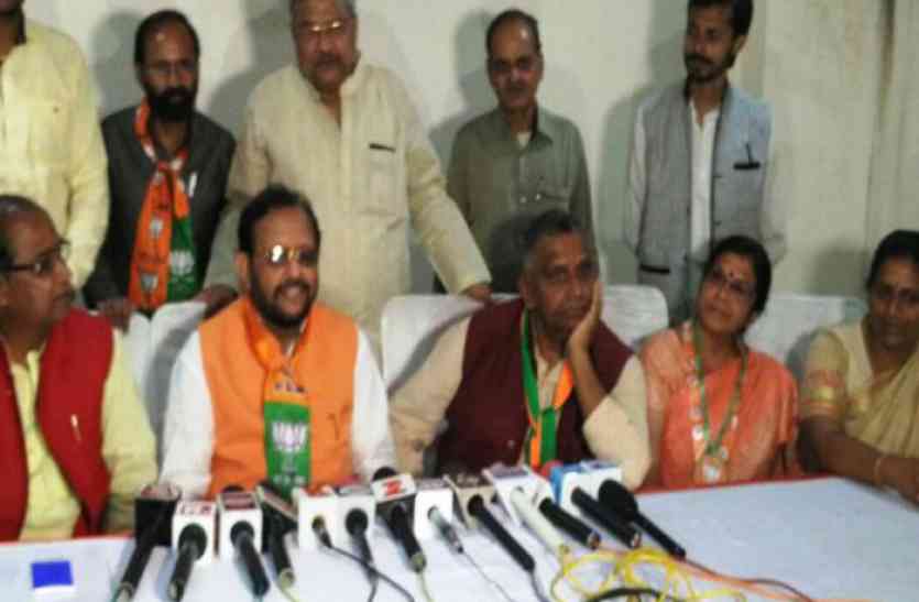 up minister Suresh Khanna योगी के इस मंत्री ने किया ऐलान, पद्मावती फिल्म यूपी में नहीं होगी रिलीज