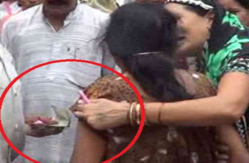 Independence candidate बड़ी खबर: वोट के बदले नोट बांट रहे थे प्रत्याशी के पति, पुलिस ने पकड़ा, केस दर्ज