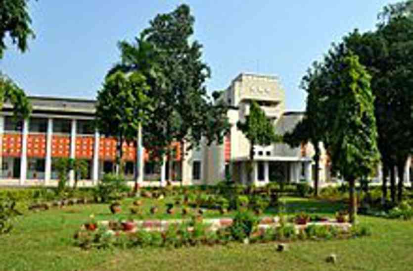 JEC students demands collage gets technical university status,Student is angry with Jabalpur engineering college instead of trying to set up a technological university in another city,JEC,jec Become Technical University ,Jabalpur Engineering College,Government Engineering College in Jabalpur,Engineering College in MP,Jabalpur Engineering College of Alumni Association ,Technical Education Department of MP,Director Technical Education of MP ,MP Government,Higher and Technical Education Minister of MP,AICTE,All India Council for Technical Education ,Demand for Technology Medical University in Jabalpur,rgpv, students ने मांगी टेक्नीकल यूनिवर्सिटी, नहीं बनाया तो खाना-पीना छोडऩे की चेतावनी