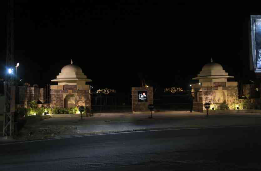 hotel the lalit, udaipur उदयपुर में बिना मंजूरी बने इस पांच सितारा होटल के दो गेट को बंद कराया था निगम ने..लेकिन अब हुआ ये..