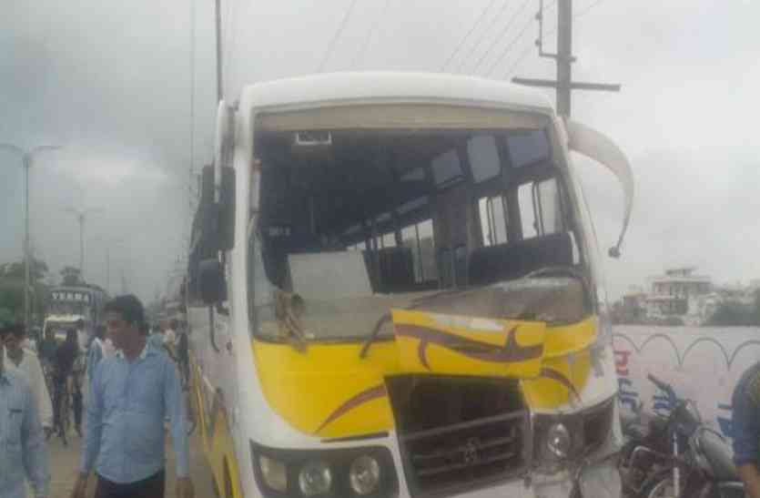 bus accident in Sitapur दो कॉलेज बसें आपस में टकराईं, दर्जनों छात्र-छात्राएं घायल