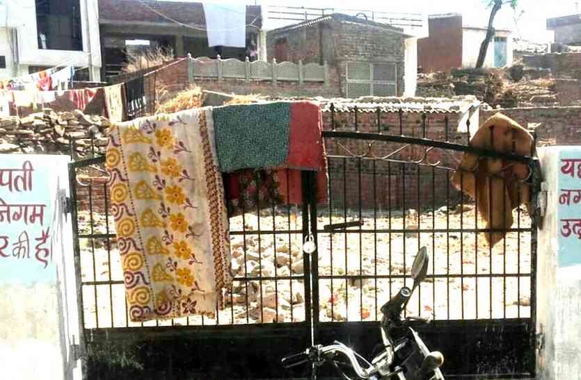 illegal constructions udaipur nagar nigam ये कैसी खामोशी: चारदीवारी पर खर्च किए 15 लाख रुपए, सामुदायिक भवन की जमीन पर कब्जा और निगम मौन