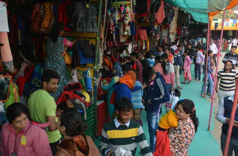 arrival of winter in alwar people started wearing winter clothes अलवर में ठिठुराने लगी सर्दी, गर्म कपड़ों में लिपटे लोग