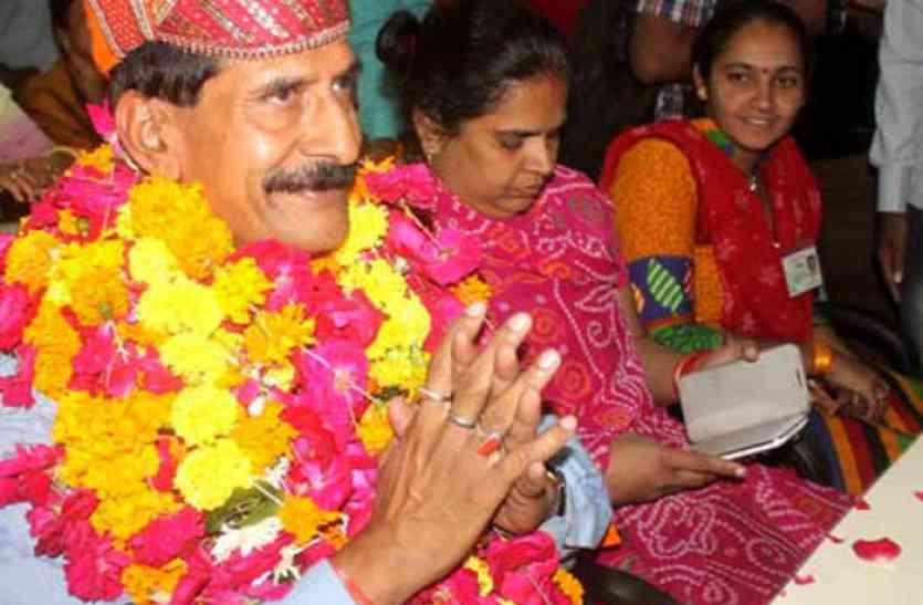 three years of work of udaipur mayor chandra singh kothari udaipur उदयपुर महपौर के कार्यकाल के तीन वर्ष पूर्ण होने पर जनता ने कही ये बातें जिसे सुनकर आप भी रह जाएंगे हैरान