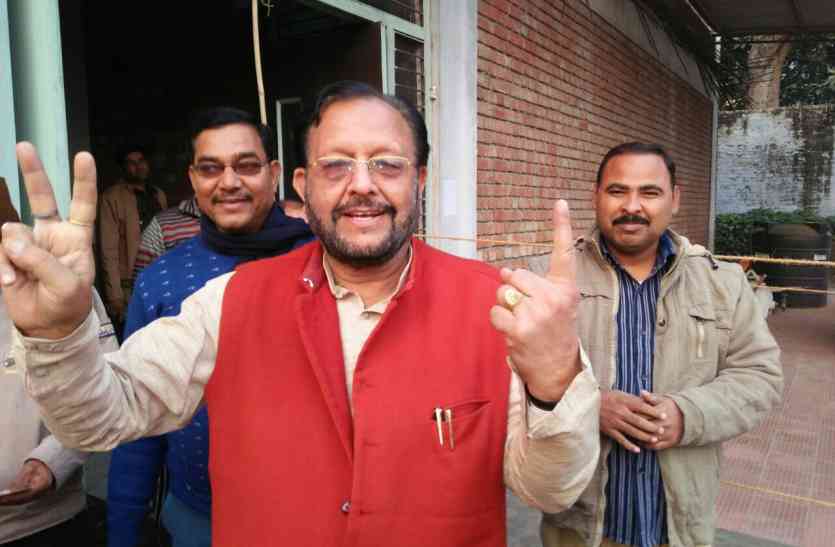 Suresh Khanna योगी के मंत्री ने वोट डालते ही विजय का प्रतीक चिह्न बनाया, आखिर क्यों
