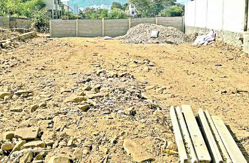 UIT plans udaipur उदयपुर में यहां यूआईटी प्लान में सड़क और मौके पर दीवार, मामले को लेकर यूआईटी ने कही ये बात