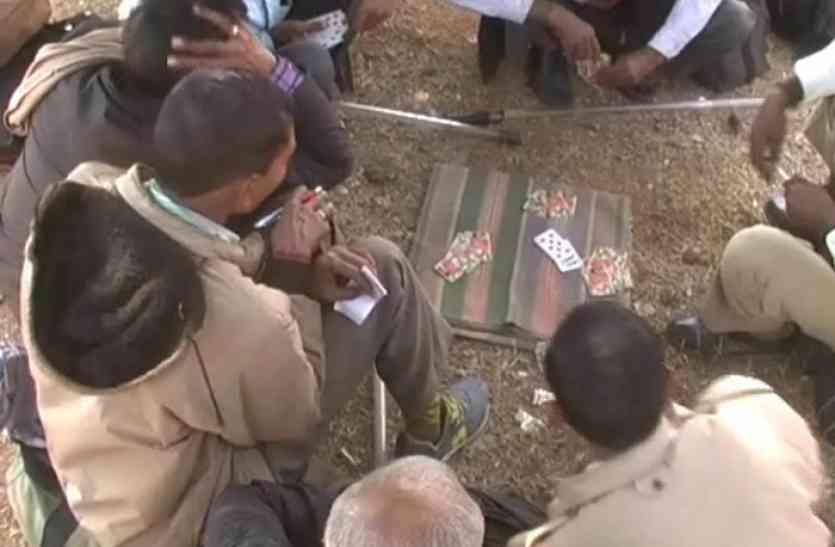 Mahoba Municipality Corporation Elections जिनके ऊपर निर्वाचन की जिम्मेदारी, वह कर रहे थे यह गलत काम, वीडियो हो रहा वायरल