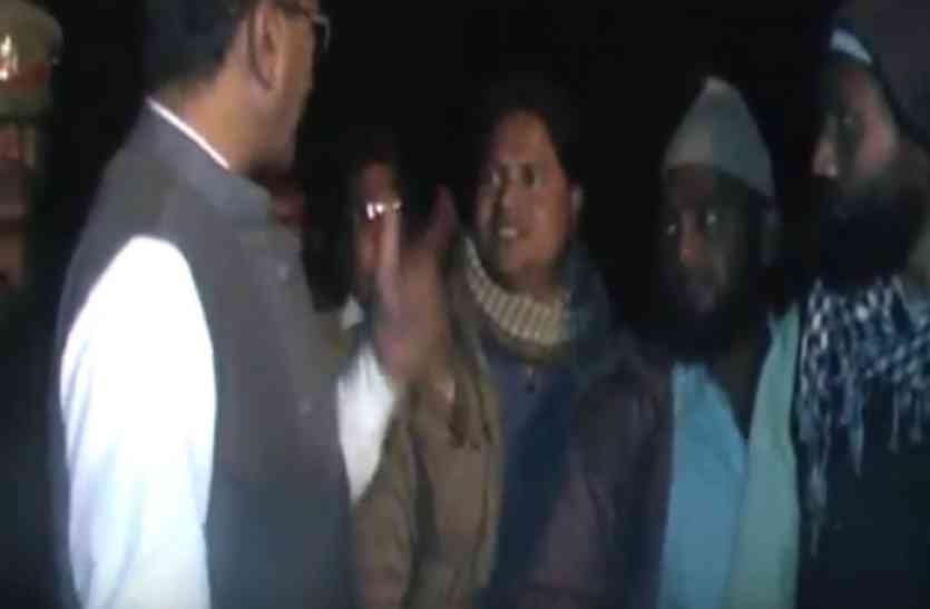 DM Barabanki Akhilesh Tiwari बड़ी खबर: देर शाम तक वोटरों की कतार देख बौखलाए डीएम और एसपी, वोटरों से किया गंदे भाषा का प्रयोग