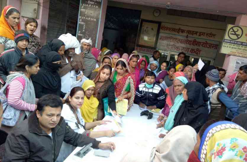 DOCTORS STRIKE तबादलों के विरोध में फिर आंदोलन पर चिकित्सक, काली पट्टी बांधकर कक्ष से बाहर बैठे