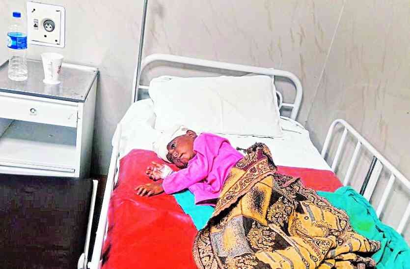 mother left his child in injured condition udaipur आखिर ऐसी क्या वजह थी जो एक मां अपने बच्चे को घायलावस्था में छोड़ गयी
