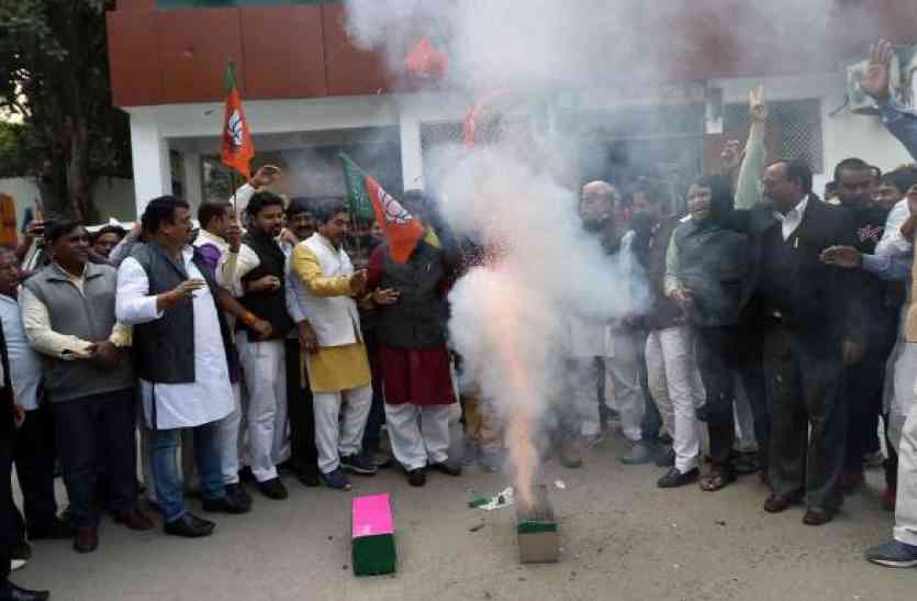 bjp office चुनाव के जश्न में डूबे भाजपा नेताओं ने उड़ाई कानून की धज्जियां