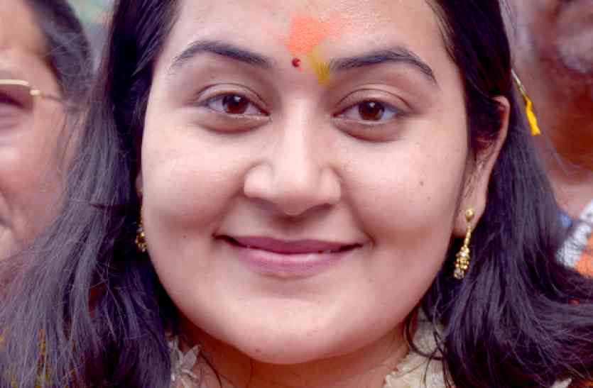 congress candidate dolly Sharma threaten police officer VIDEO: भाजपा की जीत पर कांग्रेस का फूटा गुस्सा, मेयर प्रत्याशी डौली शर्मा ने सीओ को धमकाते हुए कहा शटअप