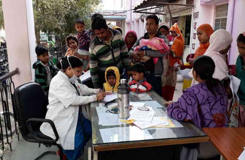 doctors strike video : उदयपुर में डॉक्टर्स ने अस्पताल के बाहर पोर्च में बैठ कर की मरीजों की जांच, कहीं टेंट लगाकर देखे मरीज