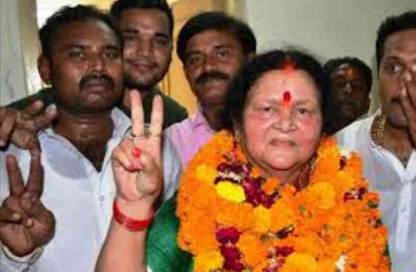 Kanpur Mayor Election Won By BJP Pramila Pandey - कलम के बजाय पिस्तौल वाली को सिर-माथे बैठाया, भाजपा की मिली बड़ी जीत | Patrika News