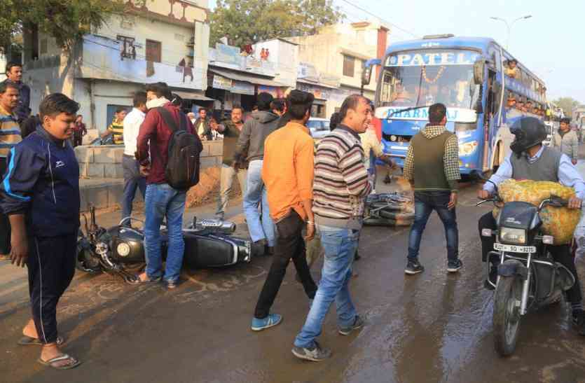 bike slips in sundarwas udaipur उदयपुर में यहां एक के बाद एक फिसले कई वाहन, संभलने तक का नहीं मिला मौका