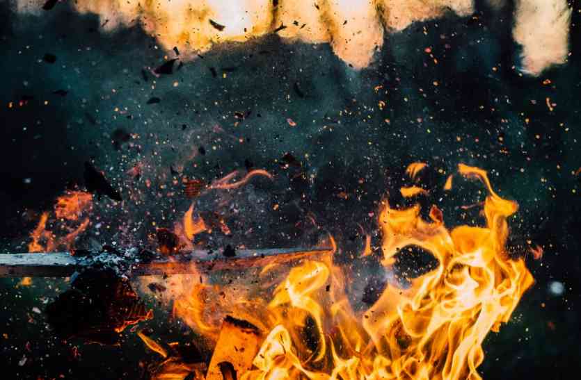 death of man in udaipur पत्नी के इस काम से क्षुब्ध पति ने खुद पर केरोसिन डाल लगाई आग, हुई मौत