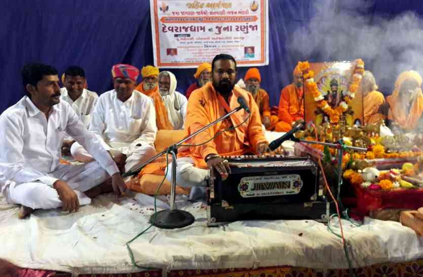 Jaisalmer patrika Jaisalmer- गुजरात से पैदल रूणिचा पहुंचे यात्रियों ने रात में उडा दी लोगों की..