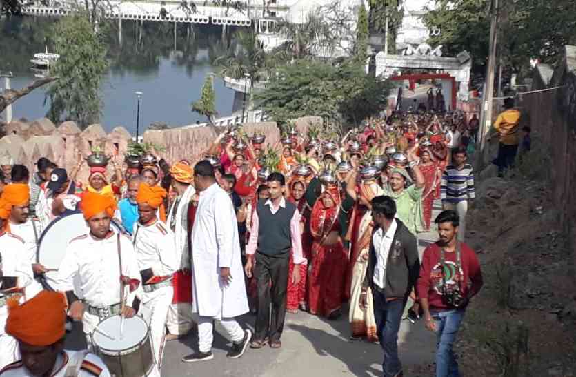 kalash yatra udaipur video : उदयपुर में करणी माता मंदिर की प्राण प्रतिष्ठा के तहत कलश यात्रा और पंचकल्याणक महोत्सव के तहत निकली शोभायात्रा