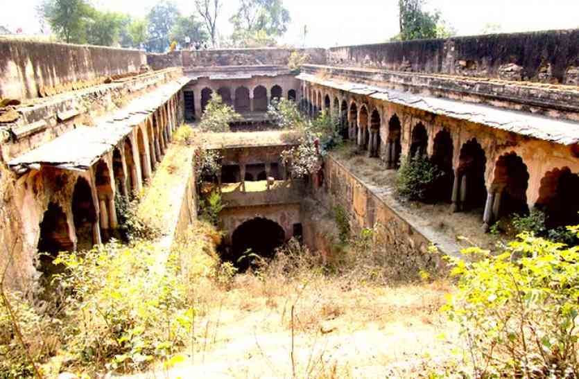 there is no care of Historical Antique Bawdy यहाँ खण्डऱ बन रही है ऐतिहासिक प्राचीन बावडी