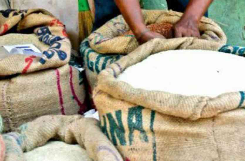 rashan problem in jhadol village udaipur एसडीएम को बीच रास्ते में रोक कर दी शिकायत, चार दिन से नहीं मिला राशन, इस वजह से भटकना पड़ रहा है इधर उधर