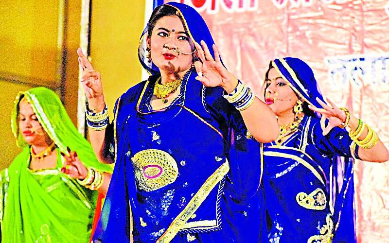 सिंगिंग को मिल जाए प्रमोशन शहर के प्रदीप पाण्डे एेसे आर्टिस्ट हैं, जो कि सिंगिंग के फील्ड से जुड़े वीडियोज अक्सर बनाना पसंद करते हैं। इतना ही नहीं फेसबुक पर अपने गानों का लाइव करना भी कभी मिस नहीं करते। वे कहते हैं सोशल मीडिया एक एेसा माध्यम आर्टिस्ट के लिए बन चुका है, जहां वे वायरल होकर ही फेमस हो सकते हैं। वे बेस्ट गानों को रिकॉर्ड कर रहे हैं, ताकि वायरल के जरिए सिंगिंग को प्रमोशन मिल जाए। चंद पलों में बनती तस्वीर हो वायरल सिटी पेंटिंग आर्टिस्ट अक्षय मेहदीरत्ता ने बताया कि वे अपने टैलेंट को बढ़ावा देने और ज्यादा से ज्यादा लोगों तक पहुंचाने के लिए डिजिटली प्लेटफॉर्म का अधिक चुनना पसंद करते हैं। वे कहते हैं कि पेंटिंग और स्केचिंग के दौरान पोट्रेट पर फोकस ज्यादा रहता है। इसके चलते एेसी वीडियोज को बनाते हैं, जिसमें चंद मिनट में तैयार होती होने वाली तस्वीर वायरल हो सके।